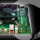 A la izquierda: el kit de escritorio AMD 4700S, pronto disponible en muchas PC pequeñas. A la derecha: una PS5 confundida.